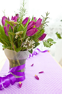 新鲜紫色郁金香生日花朵积分圆点花瓶迷迭香丝带礼物分支机构礼品图片