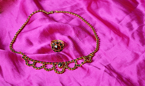 首饰套件金子戒指丝绸紫色织物纺织品奢华布料宝石珠宝图片