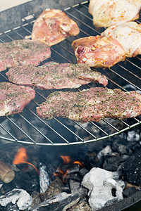 在烤架上用美味的烤肉烧烤小鸡火焰木炭用餐腰肉美食食谱食物野餐猪肉图片