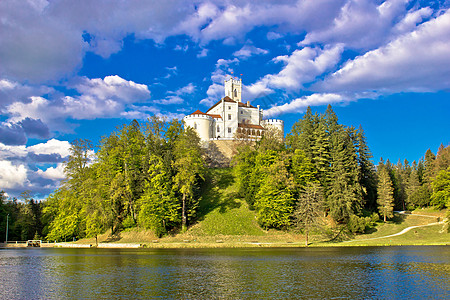 特拉科斯卡纳奥德利克湖山丘城堡图片