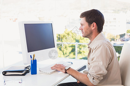 在办公桌工作的非临时商务人士铅笔电脑职场男人公司桌子老鼠屏幕专注男性图片