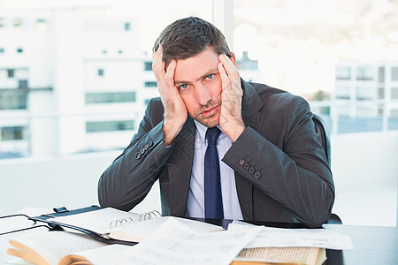 头靠手的有压力的商务人士办公室桌子男人公司职场领带商业商务男性焦虑图片