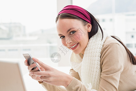 漂亮的黑发美女在床上的相机上微笑棉被笔记本头发棕色电话公寓男人短信家庭生活技术图片