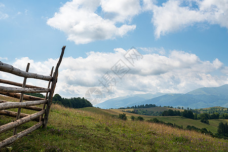 对抗乌克兰喀尔巴阡山脉地貌的木篱笆旅行森林薄雾牧场山脉野花旅游场景农村高地图片