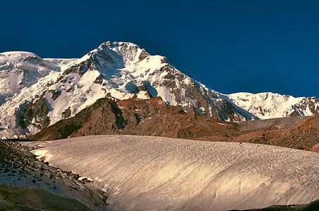 吉尔吉斯斯坦天生省顶峰山脉风景照射岩石丘陵冰川阳光旅行远足图片