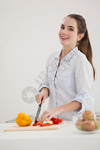 漂亮的黑褐色头发的切胡椒粉健康饮食家庭男性木板闲暇男人厨房住所柜台微笑图片