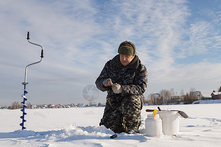临冬鱼捕捞淡水动物渔夫爱好男人活动闲暇钓鱼图片