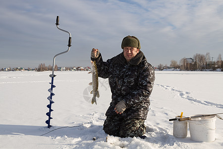 临冬鱼捕捞动物闲暇爱好渔夫活动淡水钓鱼男人图片