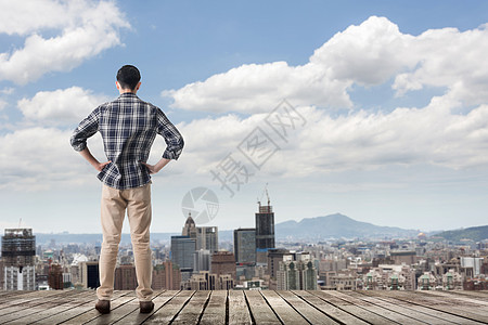 望着城市的天线景观公寓大厦场景天堂风景房子住宅天空男性图片