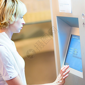 女士在自动售货机买票店铺顾客消费者提款机火车收费取款机帐户屏幕信用图片