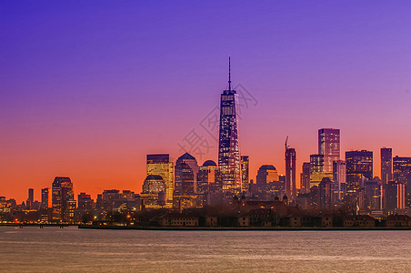 纽约市曼哈顿市中城黄昏时的全景与摩天大楼图片
