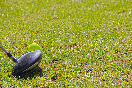 高尔夫球打在地上游戏阴影白色绿色课程娱乐俱乐部球座闲暇球道图片