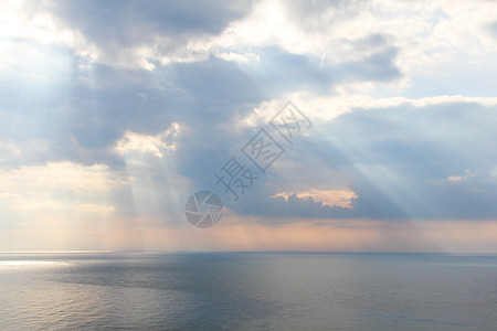光线穿透海云戏剧性日出海洋海岸射线天气上帝天堂蓝色日落图片