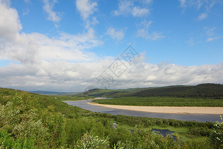 森林河谷的河流草地海岸线场景天空山脉爬坡绿色支撑全景海岸图片