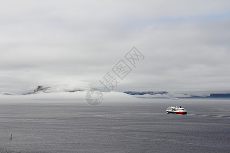 Foggy fjord的船舶环境海景天空场景顶峰风景爬坡自然地平线旅行图片