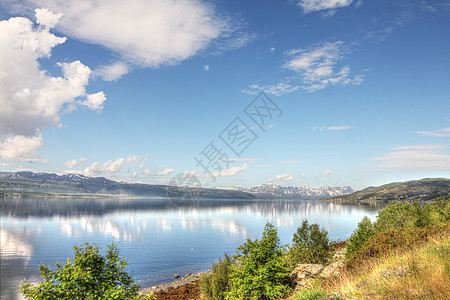 Fjord和山山全景岩石晴天山峰海洋风景海岸线丘陵旅行海岸图片