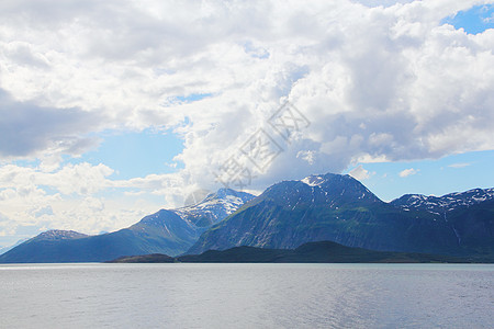 北极山脉和峡湾苔原晴天海岸石头旅行海洋旅游爬坡蓝色天空图片