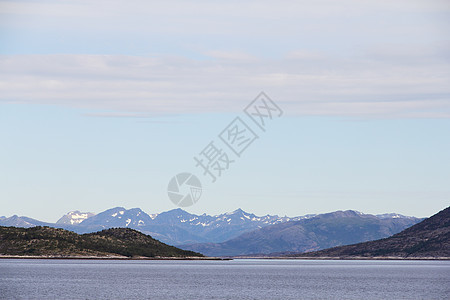 北极山脉和峡湾石头顶峰风景天空苔原海洋蓝色岩石爬坡晴天图片