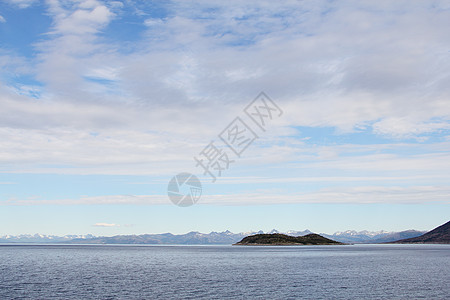 北极山脉和峡湾顶峰岩石海岸海洋晴天苔原全景蓝色天空旅游图片