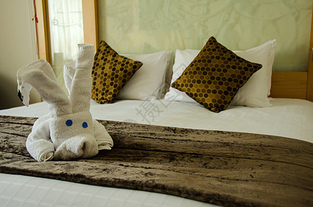 白色棕色卧室百叶窗玩具地面奢华酒店寝具风格床单枕头壁橱图片