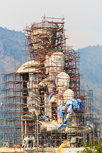 正在兴建大布达雕像图片