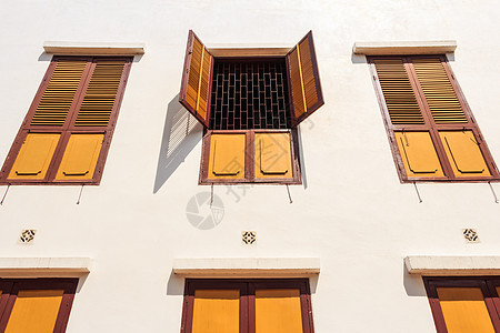 视窗棕色墙纸网格阴影房子木头窗户黄色铁棒建筑图片