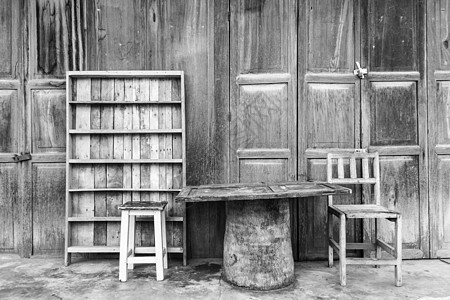 木制桌 椅子 木制屋前的装饰品文化家具旅行木头墙纸古董桌子农村艺术建筑图片