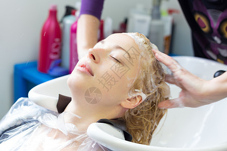 发型沙龙 洗头发时的女人女士造型师护发素服务美容师按摩理发洗发水洗涤女性图片