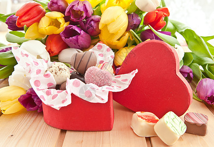 心形盒中巧克力种类繁多郁金香款待水平情人食物心形糖果红色饼干木头图片
