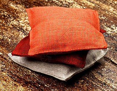 纺织品沙吉棕色香包褐色背景麻布纹理材料枕头香囊枕红色背景图片