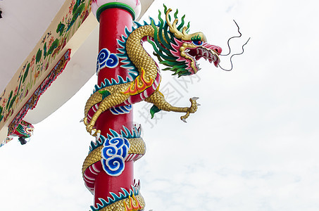 龙在泰国中国神庙的柱子上摇晃文化神社艺术建筑学白色宗教蓝色天空雕像传统图片
