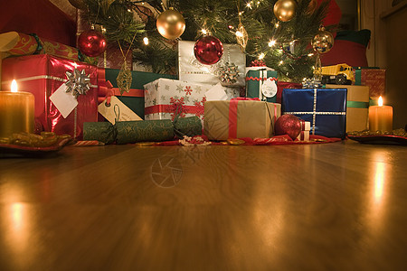 圣诞礼物 在明亮的圣诞树下图片