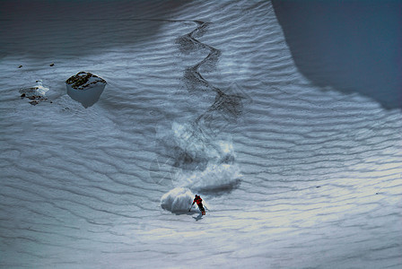 男子滑雪者骑马下山山脉抛光男人风景季节性阴影滑雪岩石运动男性图片