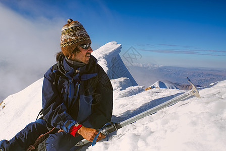 上的希克尔高度顶峰高山远足远足者男性冒险家山脉全景斧头图片
