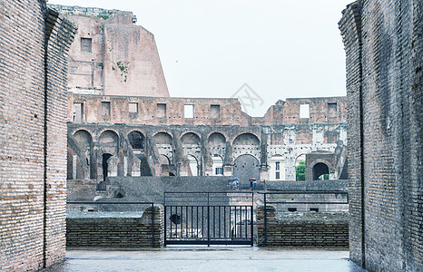 Colosseum废墟的内建结构 罗马意大利竞技场建筑石头文化历史性天空内饰地标帝国纪念碑图片