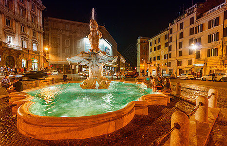 有喷泉的Tritone广场 晚上在罗马图片