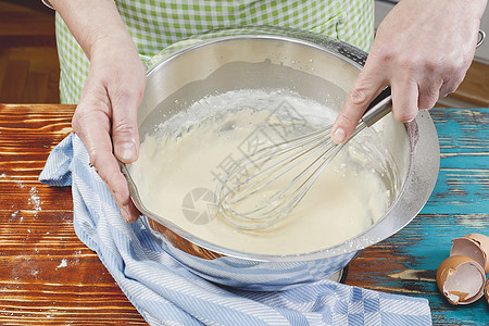 女人做煎饼勺子面粉美食面团女性厨房鞭打女士小麦粗粮图片
