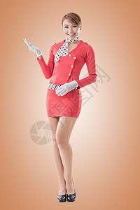 亚洲航空服务员说明职业女士手势微笑展示飞机场运输女性飞机背景图片