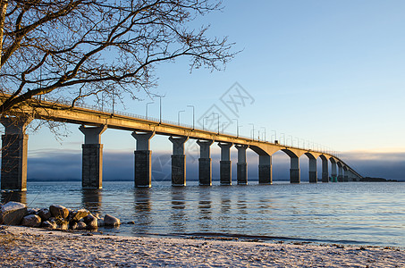 在桥边的冬季海滩图片