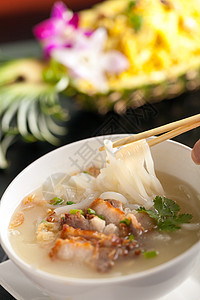 与猪猪一起的泰式汤餐厅洋葱美食肉汤蔬菜用餐拉面猪肉筷子菠萝图片