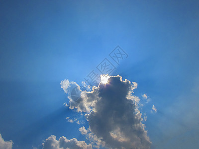 中午 太阳从云中升起蓝天阳光图片