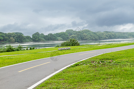 沿河边的慢跑和自行车路背景图片