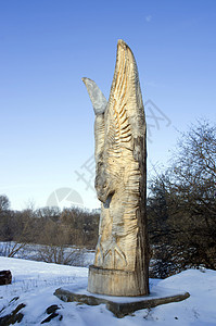 蓝色多云背景中的孤立的图腾木杆传统庆典雕像宗教上帝动物雕塑文化仪式国家图片
