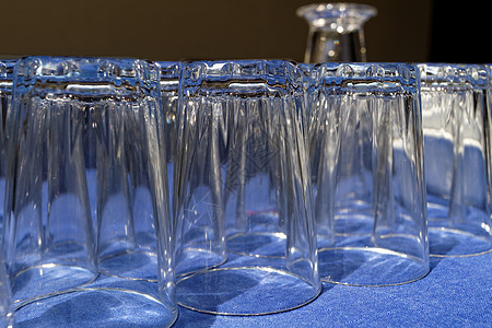 多玻璃杯器皿玻璃反射蓝色饮料派对瓶子桌布液体背景图片