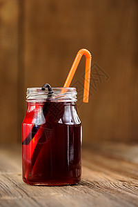 樱桃汁加鸡尾酒管和香草橙色玻璃星星饮料酒精背光木板木头纹理甜点图片