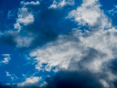 美丽的云云天空蓝色反射阳光晴天太阳季节天气支撑和平地平线图片