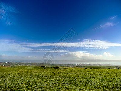 山地地形阳光地平线木头农业天空农场生长牧场蓝色草原图片