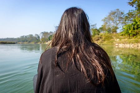 女人骑在浮筒上图片