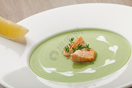 绿花椰菜奶油汤 纯净加鲑鱼和柠檬午餐盘子食品泥状奶油蔬菜生活方式健康饮食圆角绿色图片
