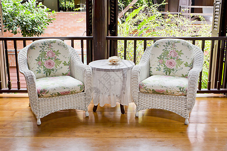 外面休息区有白色漂亮的椅子沙发奢华甲板花园柳条桌子阳台露台房子建筑学木头图片